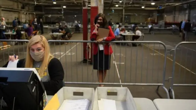 ပင်ဆယ်ဗေးနီးယားပြည်နယ်မှာရွေးကောက်ပွဲစောင့်ကြည့်လေ့လာသူ တစ်ဦးမဲရုံကိုစောင့်ကြည့်နေစဥ်