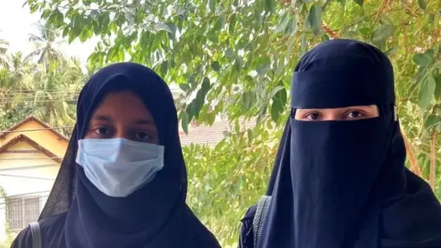 મહિલા મુન્નાડે નામના મહિલા અધિકાર સંગઠનનાં માલિગે શ્રીમાને અનુસાર, ધાર્મિક પ્રતીકોનો ઉપયોગ ત્યારે વધે છે જ્યારે સમુદાયને લાગે છે કે એમને નિશાન બનાવાઈ રહ્યા છે.