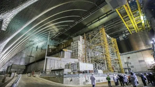 โครงสร้างคอนกรีตถูกสร้างขึ้นปิดครอบเตาปฏิกรณ์ที่ได้รับความเสียหาย