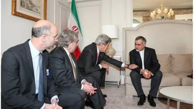 جان کری و اعضای گروه مذاکره کننده آمریکا با حضور در هتل محل اقامت هیات ایرانی در مذاکرات لوزان، درگذشت مادر رئیس جمهور ایران را به برادر حسن روحانی که در مذاکرات حاضر بود، تسلیت می گویند