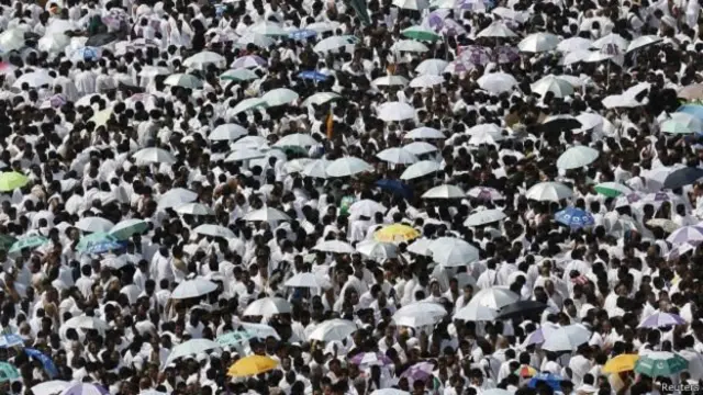 হজের সময় বাংলাদেশ থেকে লক্ষ লক্ষ মানুষ সৌদি আরবে যান হজ পালনে