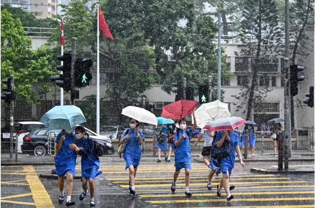 在7月8日确诊的多宗个案中，大多与餐厅和老人院有关，也涉及学生和家长以及出租车司机群体