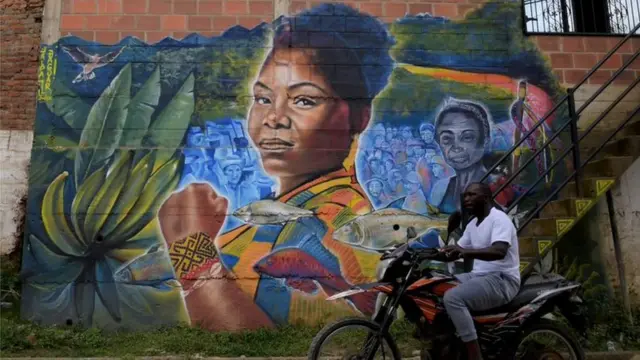 Une peinture murale avec le visage de Francia Marquez dans un quartier colombien
