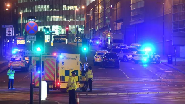 Policías alrededor del Manchester Arena después del ataque.