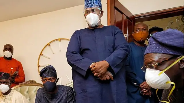 Aworan aṣofin Braimoh lasiko ti Gomina Babajide Sanwoolu ṣabẹwo si mọlẹbi aṣofin agba Adebayo Osinowo to papoda