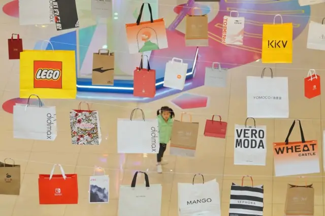 Corredor de un centro comercial con miles de bolsas colgadas en Yantai, provincia de Shandong, en el este de China, 2023.