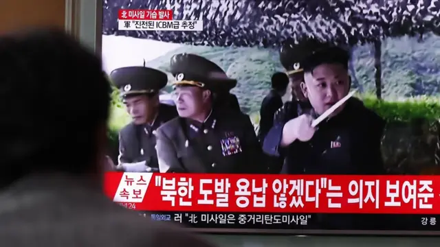 7月29日，韩国首尔市民观看关于朝鲜导弹发射的新闻报道。