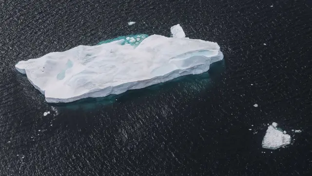 Les scientifiques utiliseraient le géotextile : une nouvelle matière qui permettrait de réduire la fonte de l'iceberg, en l'entourant d'une sorte de jupe