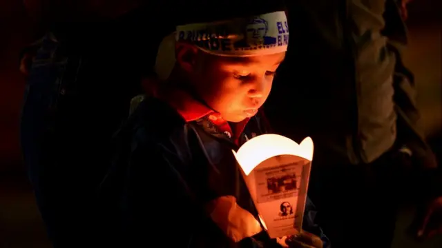 Niño durante una vigilia para recordar a monseñor Romero.