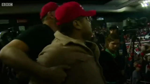 Ninka weeraray wariyaha ayaa qabay koofiyad uu ku qoran yahay halkudhigga ol'olaha Trump