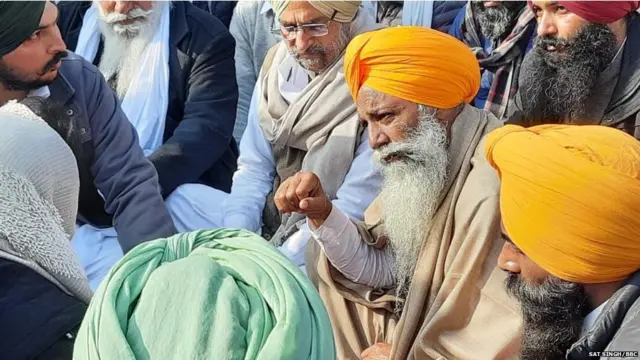 ਸਿਆਸੀ ਆਗੂ, ਕਿਸਾਨਾ ਲੀਡਰ ਤੇ ਸੰਗਤਾਂ ਪਿੰਡ ਸਿੰਘੜਾ ਪਹੁੰਚ ਰਹੀਆਂ ਹਨ