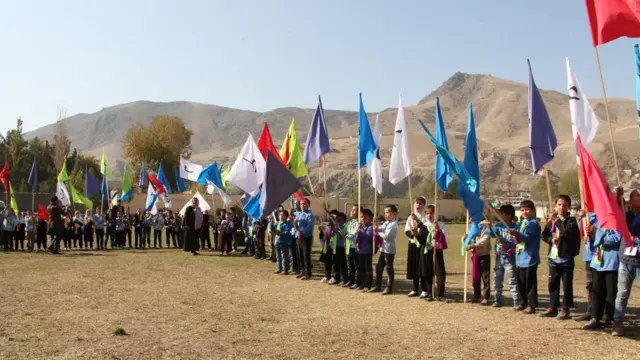 بازی با الفبا نام بخشی بود که کودکان پرچم‌های مزین به حروف الفبا را از جنگل الفبا ( پرچم‌های نامنظم در میدان) برمی‌داشتند و صف الفبا را می‌ساختند. این مسابقه بین چهار مکتب ابتدایی فیض آباد بود.