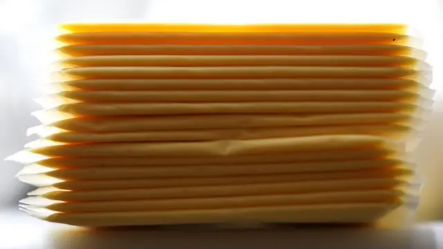 rebanadas de queso manufacturado en serie.