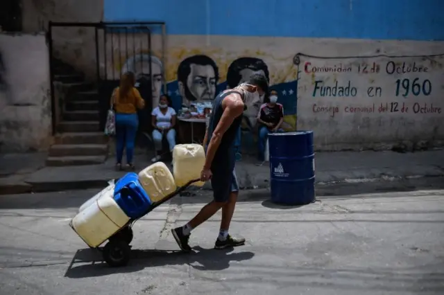 homem transportando agua