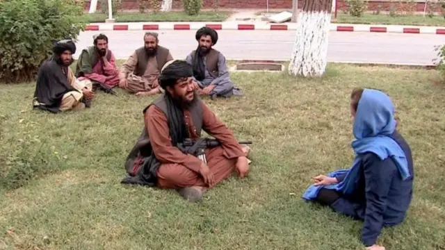 लिस डुसेट यांच्यासोबत चर्चा करताना तालिबानी कट्टरवादी