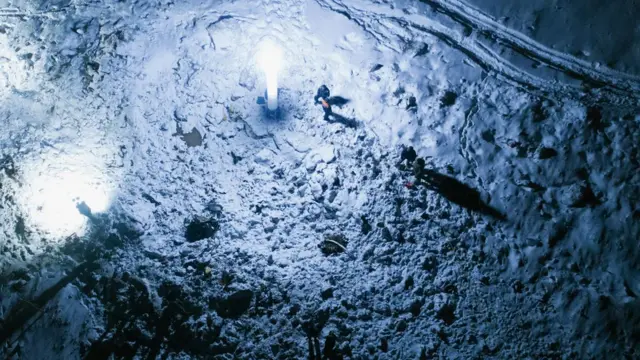 Waokoaji na wachunguzi wakichambua mabaki ya ndege