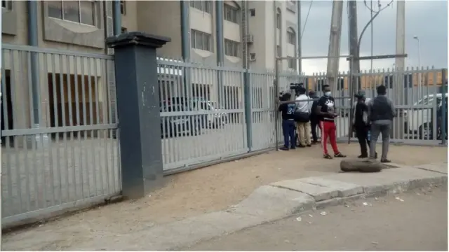 Tori pipo dey outside court