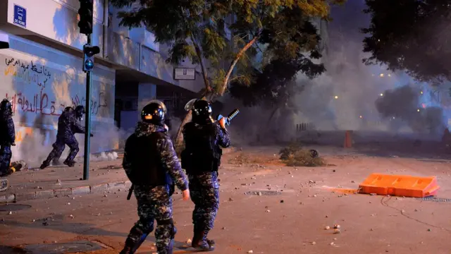 قوات الأمن أطلقت قنابل الغاز المسيل للدموع على المحتجين