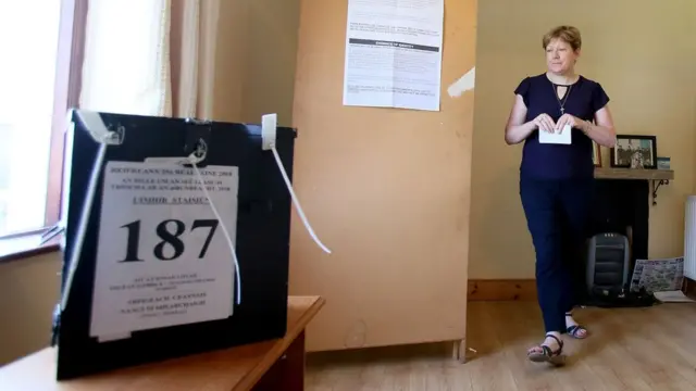 Una mujer vota en Irlanda
