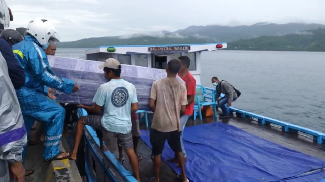 Jenazah dipindahkan ke kapal.