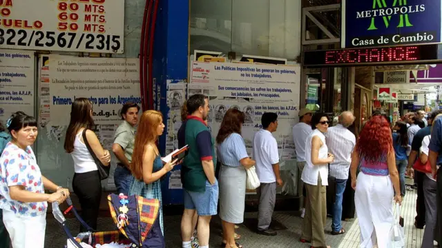 Muchos argentinos temen un escenario como el de principio de siglo, cuando tras una era de grandes operaciones financieras, el mercado cerró de repente y los ahorros de la gente fueron congelados.