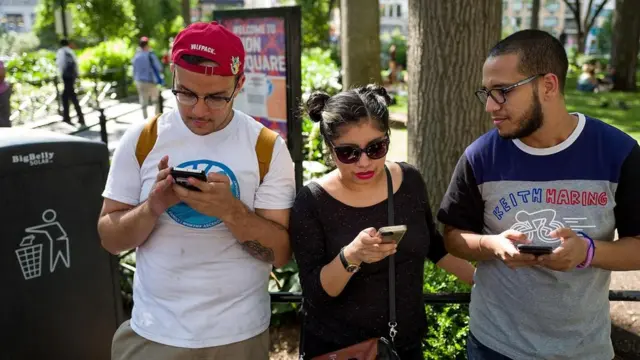 Молоді люди зі смартфонами