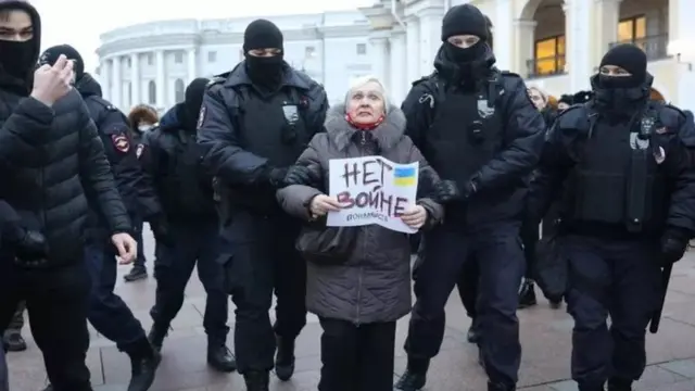 Россия шаҳарларида урушга қарши чиққан намойишчилар қўлга олиндилар.