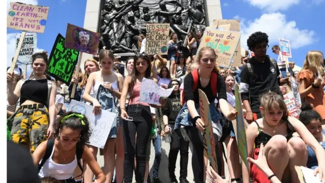 девушки с плакатами