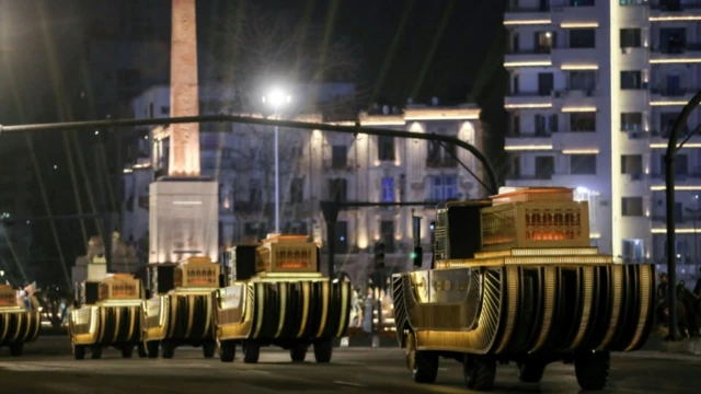 "ขบวนเสด็จทองคำ" ขณะเคลื่อนผ่านเสาโอเบลิสก์ของฟาโรห์รามเสสที่ 2 บริเวณจัตุรัสทาห์รีร์