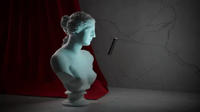 فينوس تنظر في شاشة الهاتف