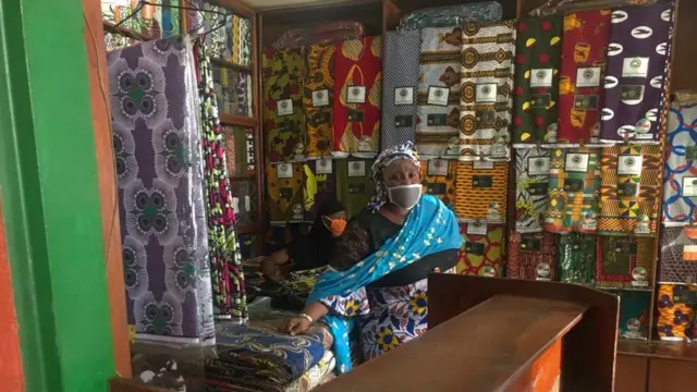 Aicha dans sa boutique