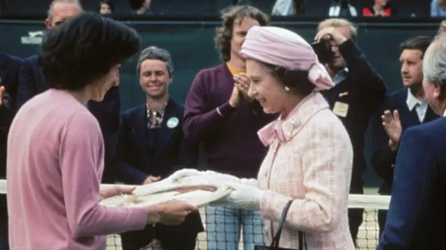 A rainha Elizabeth 2ª e Virginia Wade