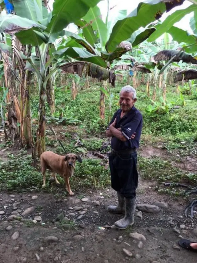 Aníbal Nuñez com um dos cães