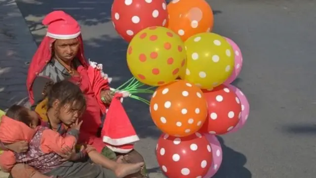 મહિલા અને બાળકોની તસવીર