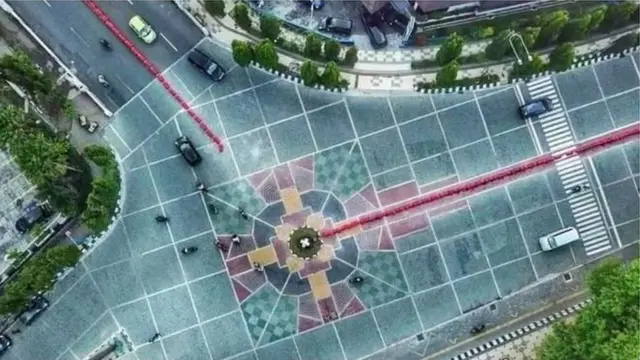 Pemkot menyatakan mosaik yang mengelilingi Tugu Pemandengan itu berbentuk delapan arah mata angin, dan bukan berbentuk salib - simbol umat Nasrani.