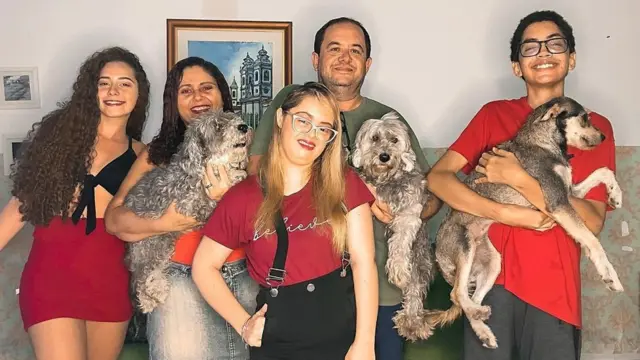 Cacai posa junto com a família