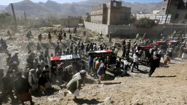 يمنيون يشيعون جثامين عشرات الأشخاص قتلوا فيما يقال إنها غارات للتحالف بقيادة السعودية في أنحاء اليمن.