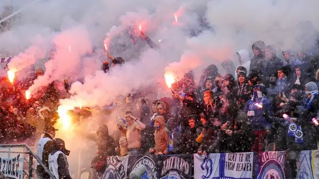 Фанаты киевского "Динамо" на матче против луганской "Зари" в Запорожье в 2017 году
