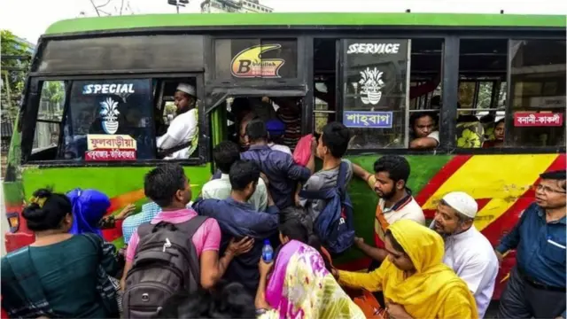 স্বাভাবিক সময়ে গণপরিবহনে বেশ ভিড় থাকে।