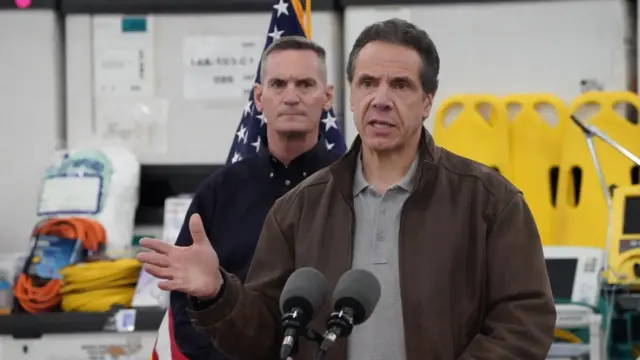 Tüm bu yetersizliklere ve sağlık sisteminin zayıflığıyla bilinen New York'ta popülaritesi giderek artan Vali Cuomo'nun vakti zamanında New York'taki büyük hastaneleri bütçesiz bırakıp kapanmak zorunda bırakmış olması yine bir avuç azınlığın konuştuğu bir dert.