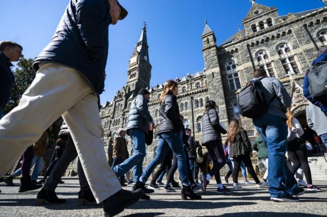 Estudantes potenciais fazem um giro pela Universidade de Georgetown, em Washington DC