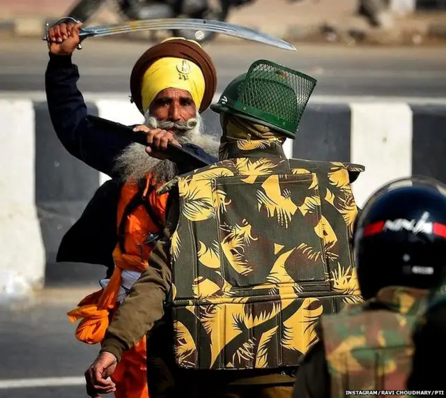 प्रदर्शनकारी और पुलिसकर्मी