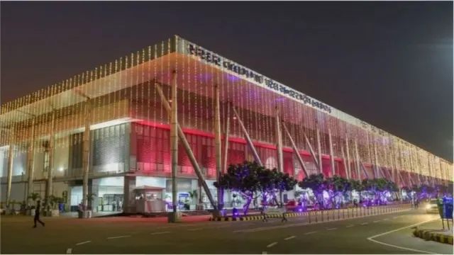 અદાણીને પરવાણો મળ્યો છે એમાંથી એક અમદાવાદ ઍરપૉર્ટ પણ છે.