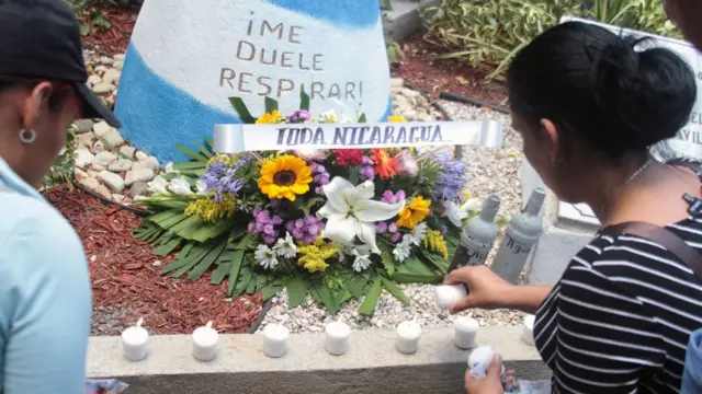 Familiares de Álvaro Conrado encienden velas en su tumba