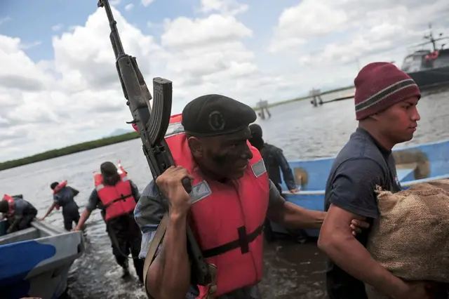 Agentes de las fuerzas especiales contra el tráfico de dogras durantes un operativo en Puerto Corinto, Nicaragua.