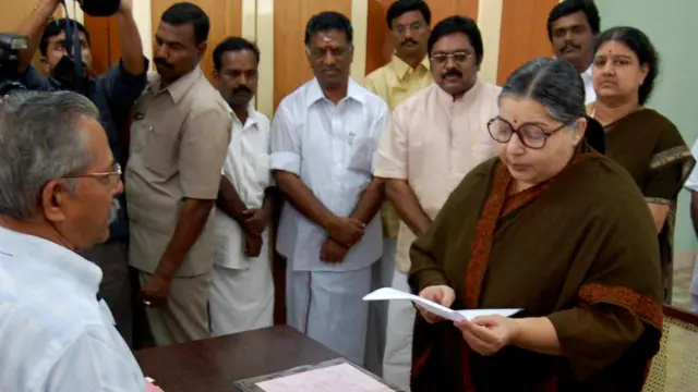 ஏப்ரல் 2006ல் தேனி மாவட்டம் ஆண்டிபட்டி தொகுதியில் போட்டியிட வேட்புமனுவை ஜெயலலிதா தாக்கல் செய்கிறார். அவருக்கு பின் நிற்கும் சசிகலா மற்றும் சசிகலாவின் நெருங்கிய சகோதரர் தினகரன் ஆகியோர் உள்ளனர்.