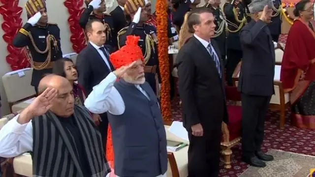 राष्ट्रगान के दौरान तिरंगे को सलामी देते रक्षामंत्री, प्रधानमंत्री और राष्ट्रपति