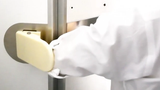 사용자가 문을 밀면 잠금이 잠금이 해제돼 나갈 수 있다