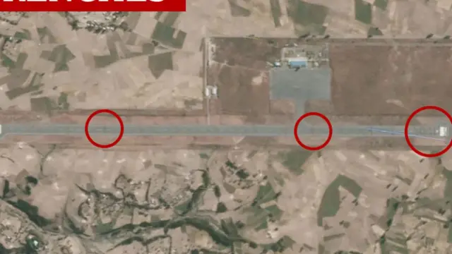 ሰኞ ኅዳር 14 የተነሳው የሳተላይ ምስል በአየር ማረፊያው መንደርደሪያ ላይ ጉዳት መድረሱን ያስመለክታል።