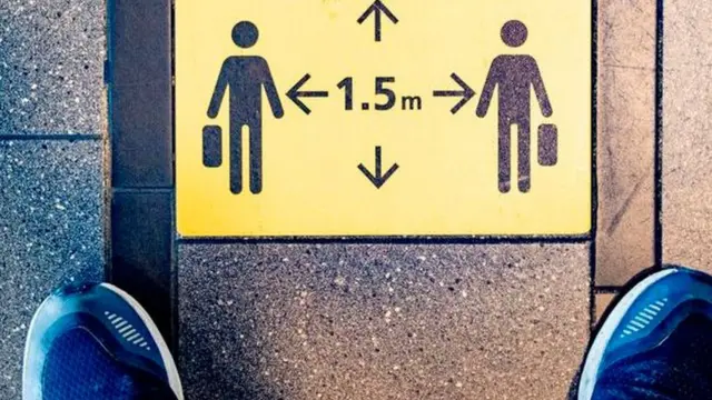 Các sân bay đã lắp đặt các biển báo thúc giục giãn cách xã hội, như tại sân bay Schiphol ở Hà Lan
